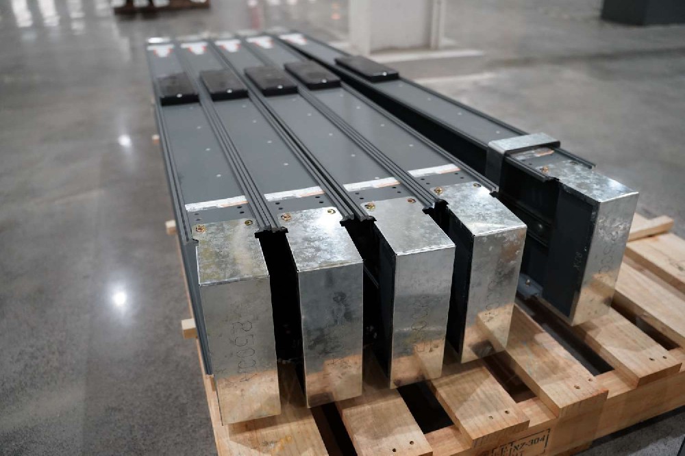 母线槽vs电缆｜6大维度对比，教你选对配电方式